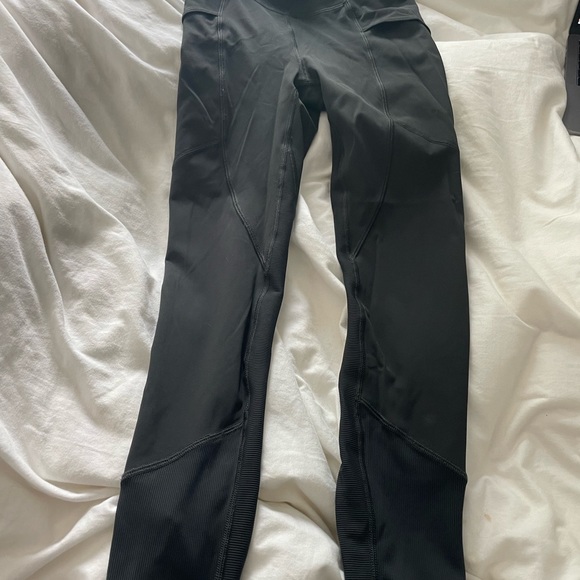 Grey lululemon athletic leggings, reflective bottom - Picture 3 of 3